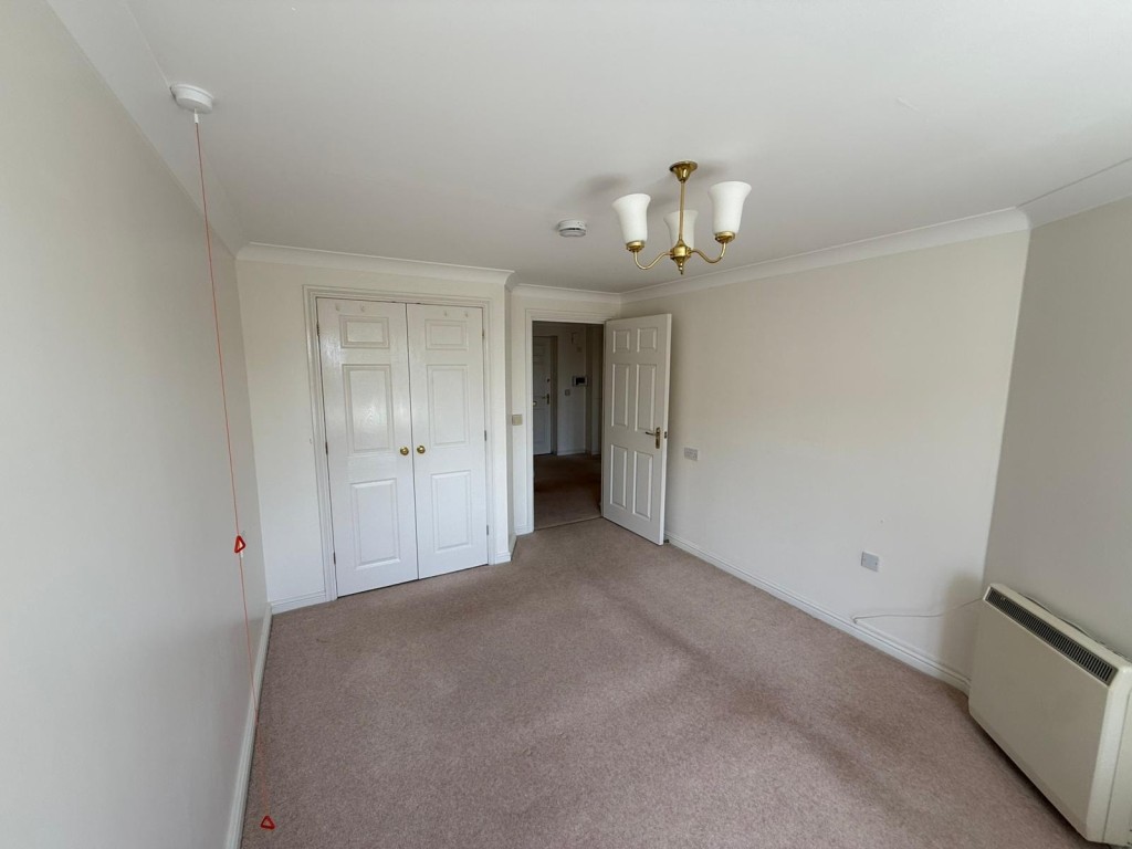 Lot: 129 - RETIREMENT FLAT IN POPULAR SEASIDE LOCATION - Main bedroom